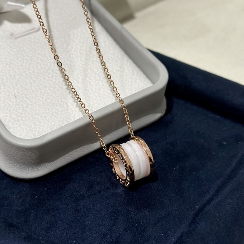 Bo*te*ga venenta necklaces